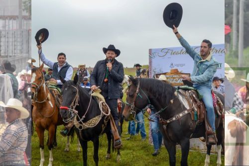 Casi mil 500 jinetes arribaron al centro de Almoloya de Juárez en la tradicional cabalgata de septiembre